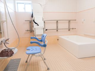 バリアフリーの確保されたバスルームには入浴補助の機械が設置されています。洗い場はスペースが広くとられていてゆっくり体を洗えます。