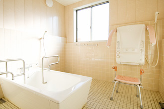 ご入居者様のお体の状態に合わせてご入浴いただけるよう一般浴室や機械入浴室がございます。