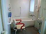 浴室。一日の疲れを癒やしてくれる快適な場所とするため、清掃の徹底やプライバシーの保護に努めております。