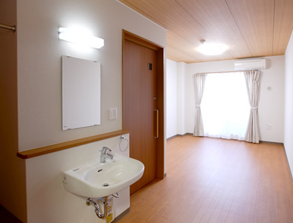ナースコール・お手洗い・洗面台・エアコン・カーテンを完備した居室。お好きな家具も持ち込み可能です。