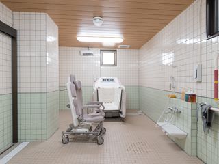 車椅子介護浴槽が浴室内にはあります。体が不自由な入居者でも、安全に座ったままで、入浴することが出来ます。