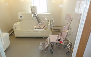 介護が必要な方も入浴していただけるリフト付きの介護浴室を完備しております。車椅子の方や、浴槽への出入りに不安を感じている方もご利用していただけます。