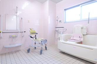 清潔な介護設備を完備した広い介護浴室では、快適な入浴のひとときをどなたもお過ごし頂けます。リラックスできる時間をお過ごし下さい。