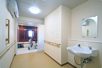 清潔な介護設備を完備した広い介護浴室では、快適な入浴のひとときをどなたもお過ごし頂けます。リラックスできる時間をお過ごし下さい。